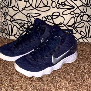 Kids 7.5 indoor basketball shoes, only worn for 1 season.